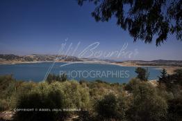 Image du Maroc Professionnelle de  Le barrage Oued El Makhazine, conçu pour le développement et  l'irrigation du périmètre du Loukkos. Ainsi les champs situés dans le triangle Ksar El Kébir, Larache, Moulay Bouselham profitent de cette infrastructure. Cette importante réalisation située sur El Oued Loukkos sert à la régularisation inter annuelle des débits tout en formant une protection contre les crues, au Jeudi 1er Septembre 2005 à cette datte le barrage dispose 309 Million de M3. (Photo / Abdeljalil Bounhar) 